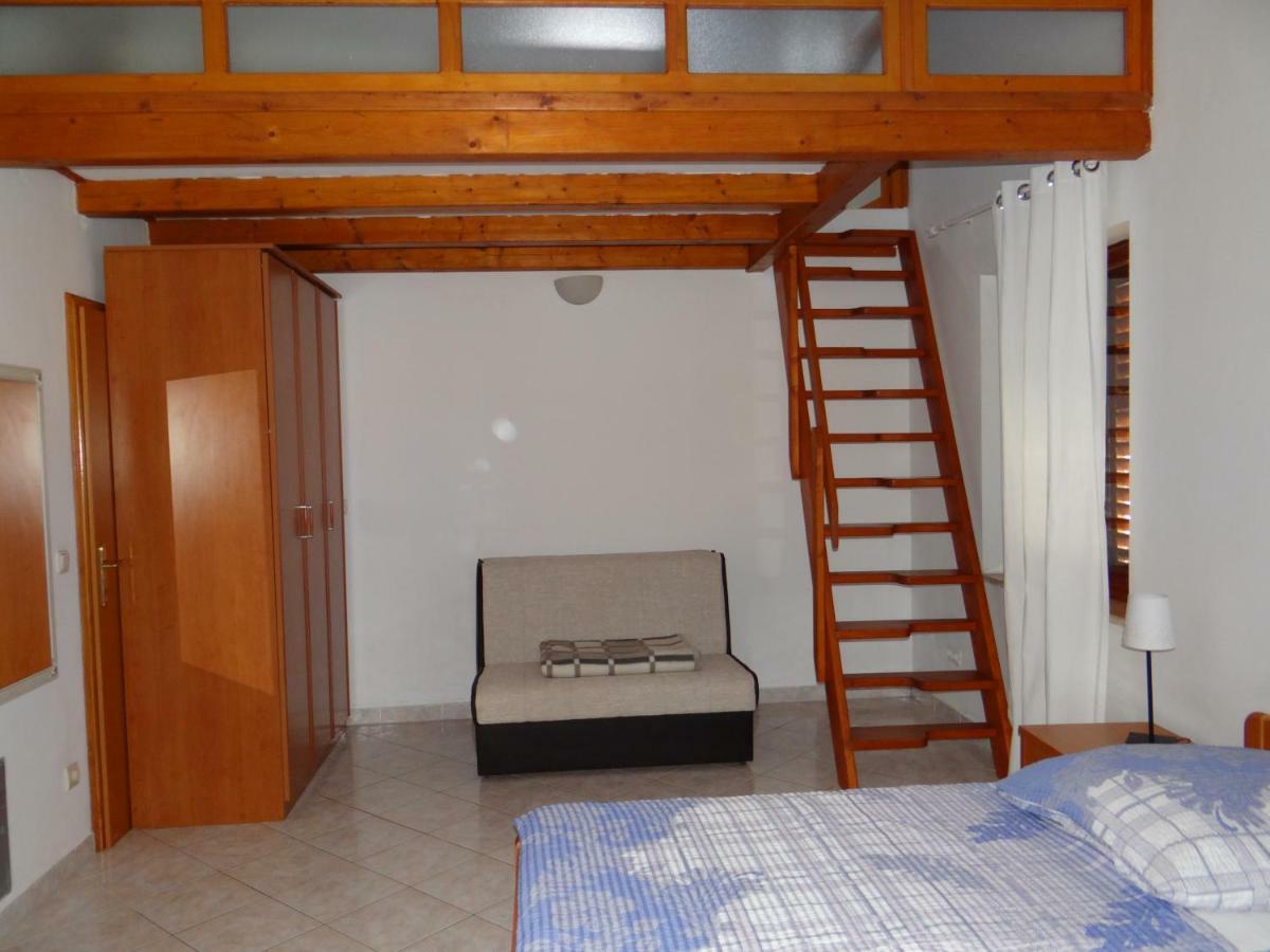 Apartment Mira Pula Buitenkant foto