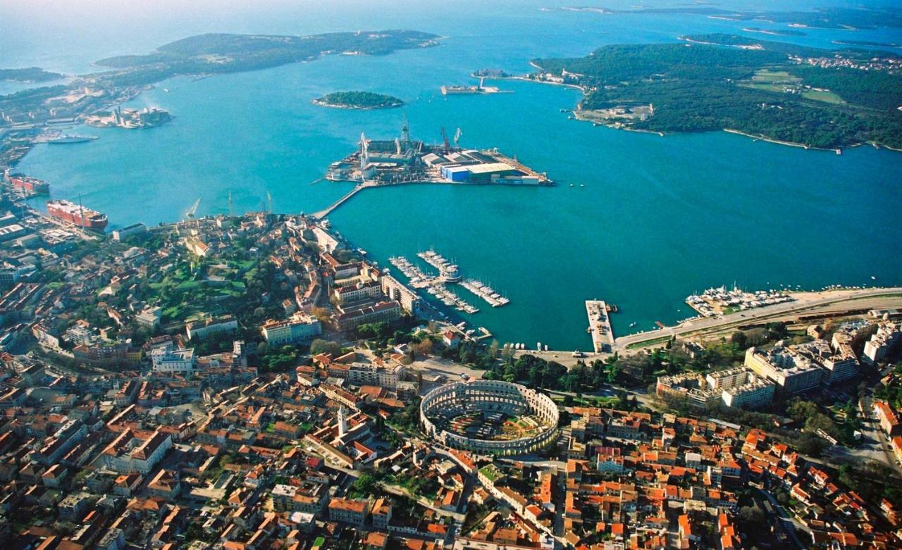 Apartment Mira Pula Buitenkant foto